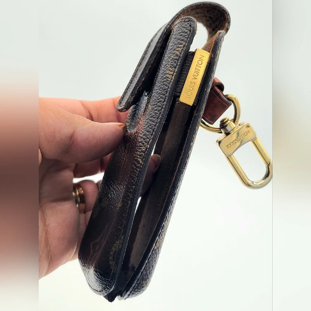Louis Vuitton Etui International Mobile Phone Case